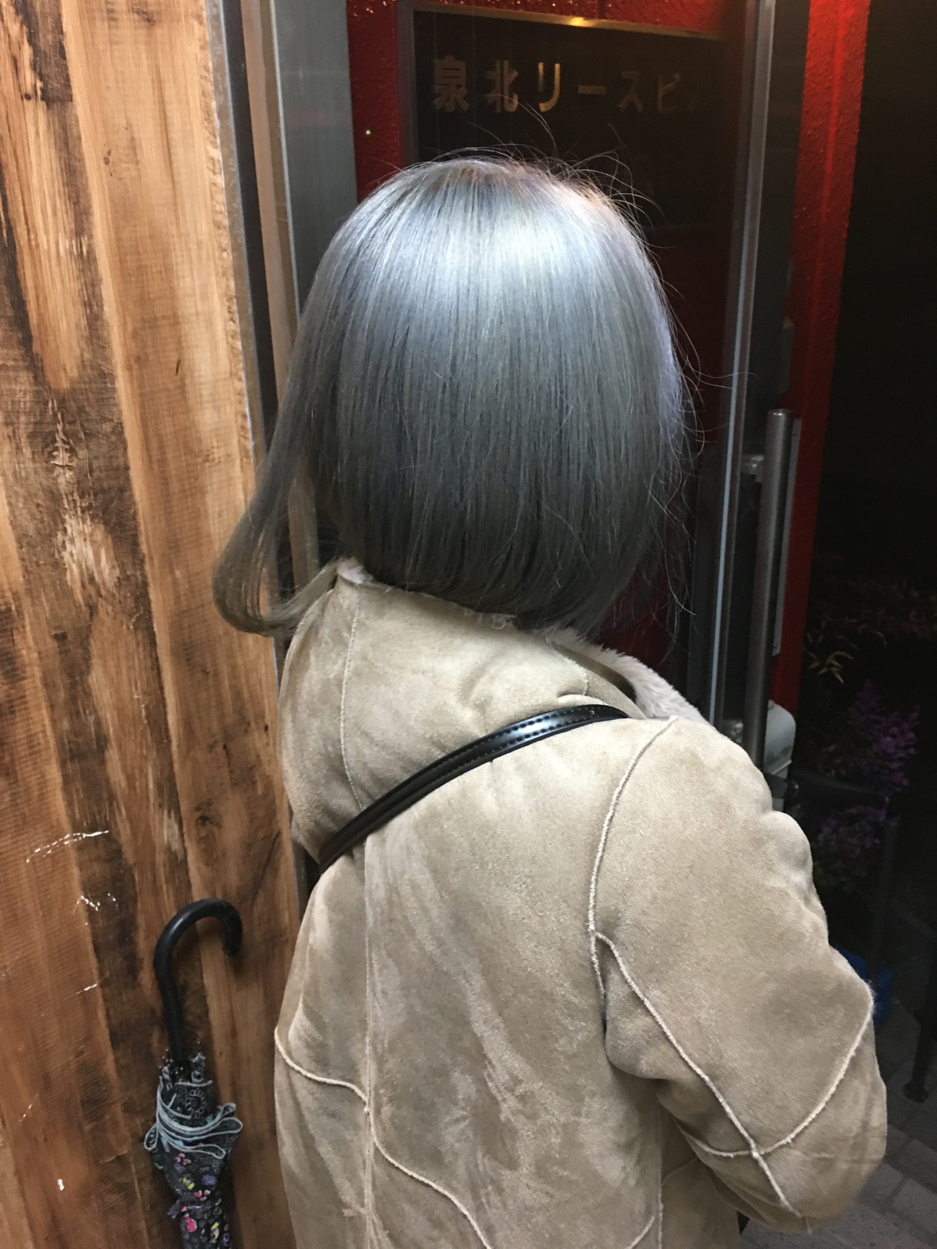 シルバーアッシュにロングヘアのブリーチ Facinatulu ファシナトゥール